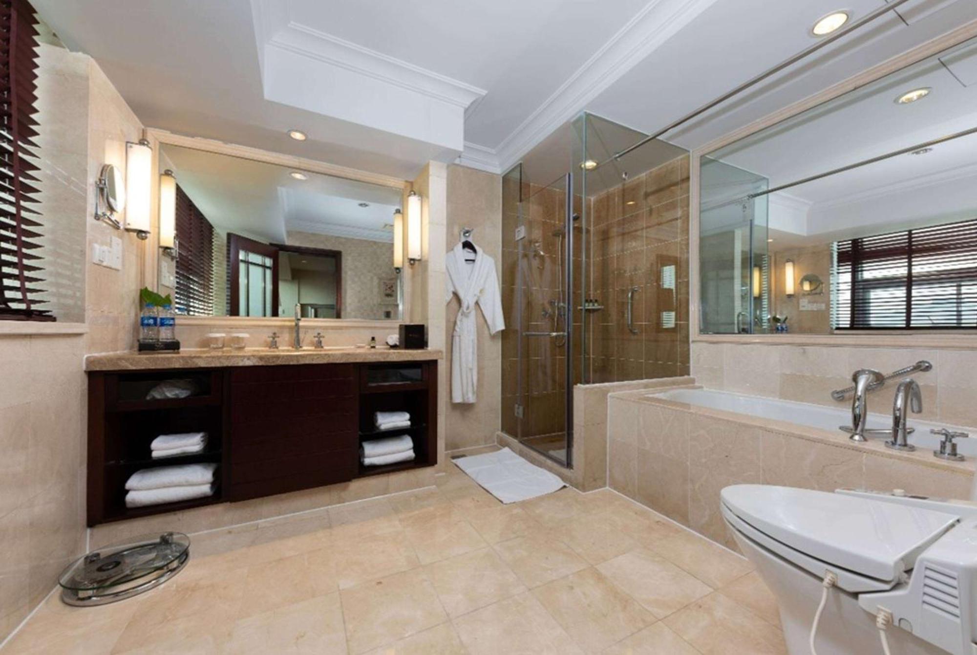 Ramada Plaza Optics Valley Hotel Vuhan Kültér fotó